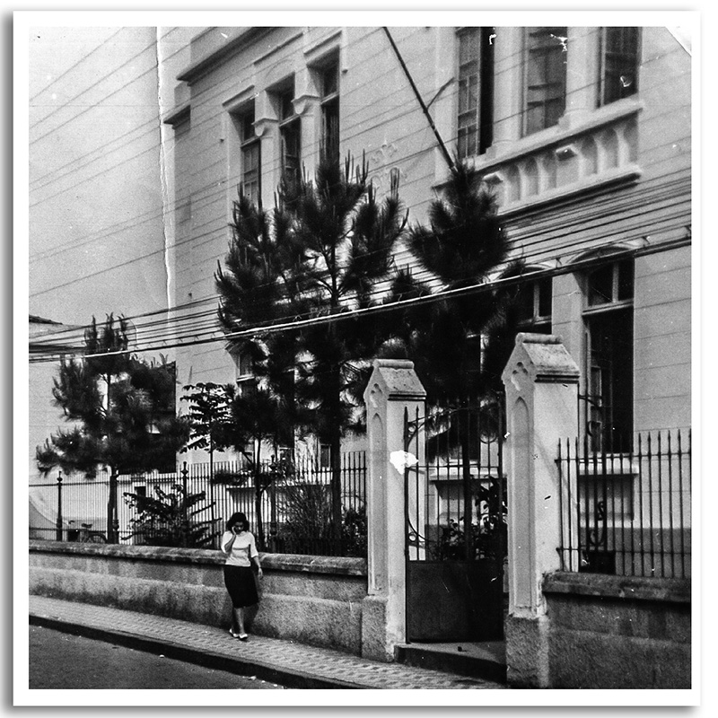 A foto de 1962 indica o local em que há dois séculos, teria funcionado a Cadeia e a Casa do Conselho de Taubaté